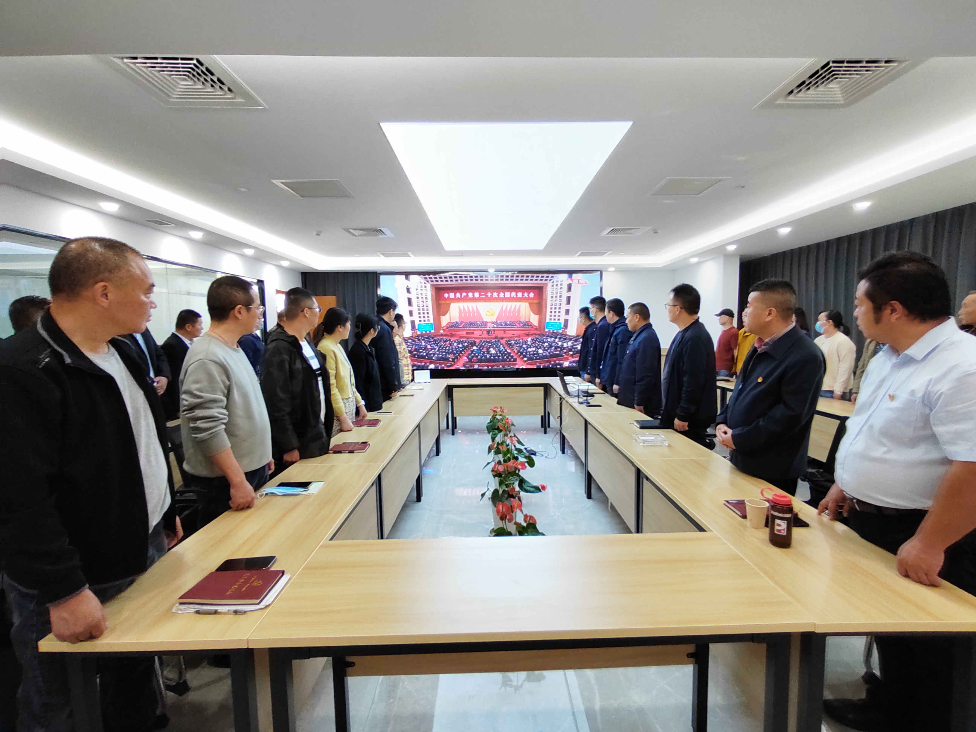 图1-4、设备安装处收看二十大开幕会.jpg