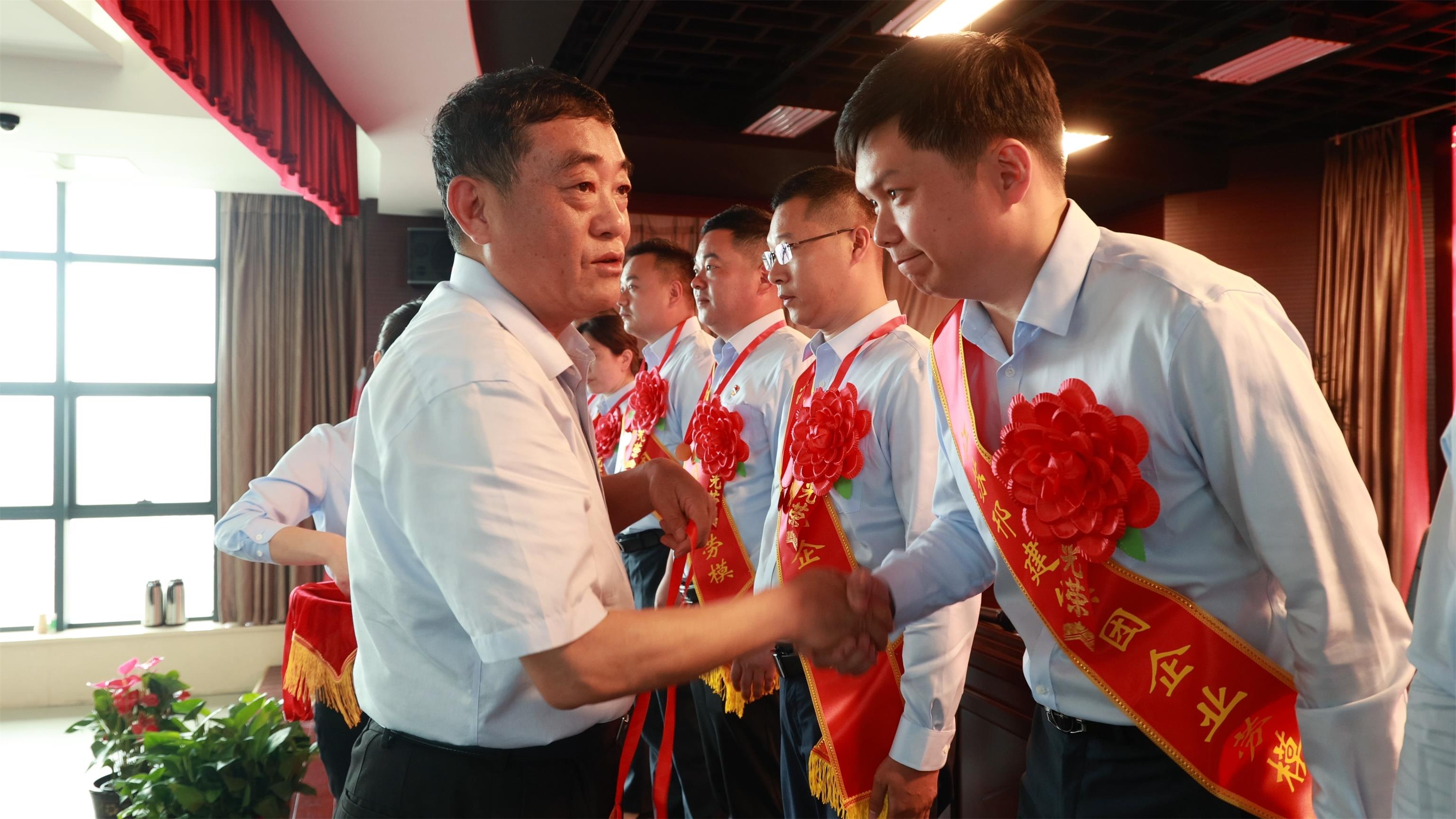 图1-2、范世宏董事长给劳模颁发奖章.jpg